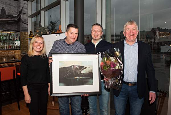Torill Bentsen, Lars Erik Flygel, Jack Johnsen og Ruben Jensen (alle NESO) mottar bilde og blomster etter kåringen.  Foto: Mari Rokkan, Våganavisa