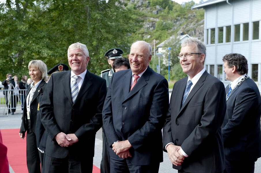 NESO-direktør Ruben Jensen, Kong Harald og Hugo Bjørnstad - rektor ved Aust-Lofoten Videregående Skole.