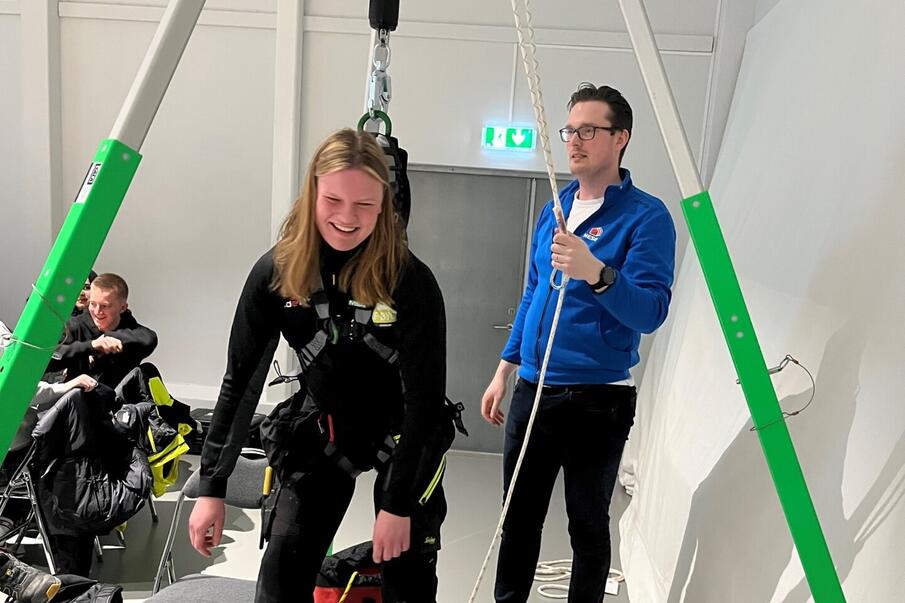 Praktisk gjennomgang må gjøres på alle kurs, om det ikke gjøres på kurset må bedrift selv ta ansvar for dette. Fallsikring