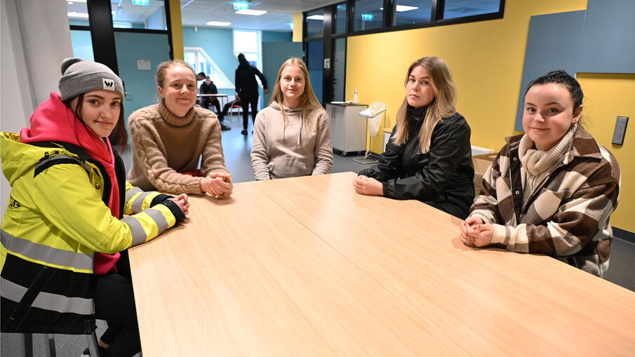 Fem jenter i 1. klasse ved NESO Lærlingeskolen høsten 2022.