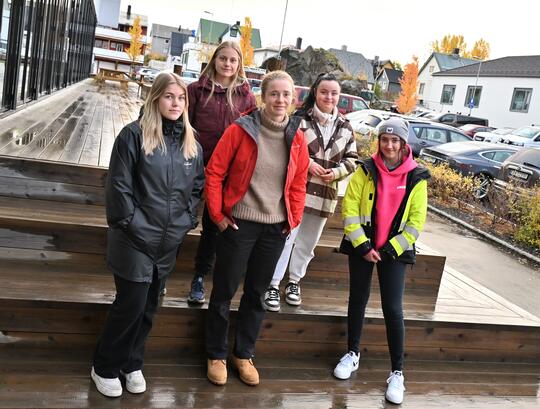 Fem jenter i 1. klasse ved NESO Lærlingeskolen høsten 2022.