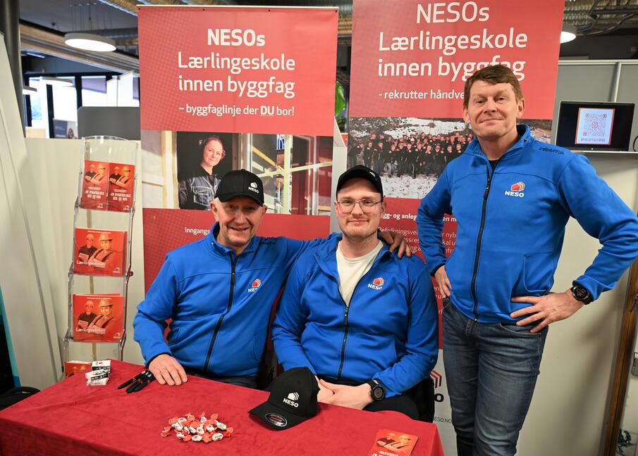 Børre Henningsen, Henning Tennes og Remi Hanssen på yrkes- og utdanningsmesse vinteren 2023. . 