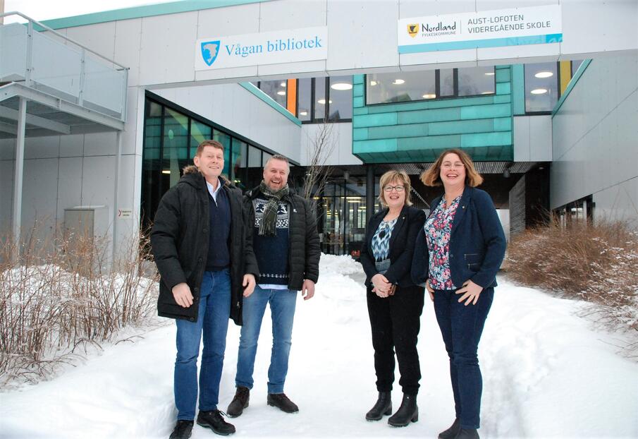 Assisterende rektor ved Aust-Lofoten Videregående Skole Hege Robertsen, rektor Linda Walle Madsen, seniorrådgiver Remi Hanssen i NESO og kompetanseleder Jack Johnsen signerer avtalen.