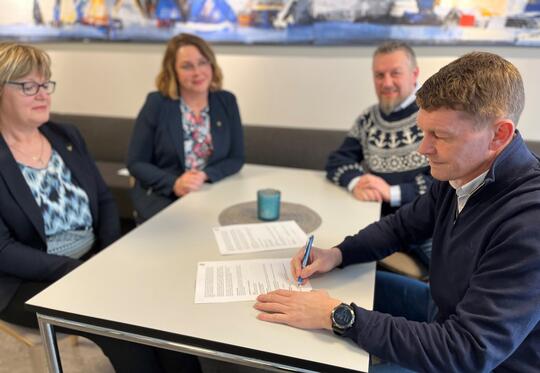 Assisterende rektor ved Aust-Lofoten Videregående Skole Hege Robertsen, rektor Linda Walle Madsen, seniorrådgiver Remi Hanssen i NESO og kompetanseleder Jack Johnsen signerer avtalen.
