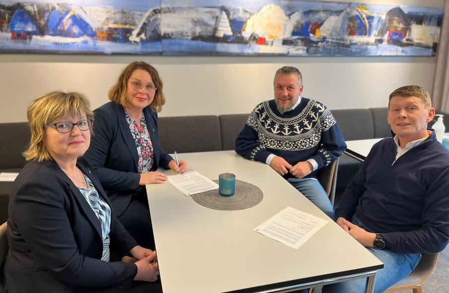 Assisterende rektor ved Aust-Lofoten Videregående Skole Hege Robertsen, rektor Linda Walle Madsen, seniorrådgiver Remi Hanssen i NESO og kompetanseleder Jack Johnsen signerer avtalen. Assisterende rektor ved Aust-Lofoten Videregående Skole Hege Robertsen, rektor Linda Walle Madsen, seniorrådgiver Remi Hanssen i NESO og kompetanseleder Jack Johnsen signerer avtalen.