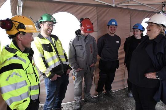 God stemning da statsminister Erna Solberg møtte fem lærlinger fra NESOs lærlingskole. Fv: Ådne Dahlberg (DSN Entreprenør), Andreas Fremnes Danielsen (har fått fagbrevet, fagarbeider hos BE Entreprenør), Julian Aagaard-Nilsen Nøtnes (Tre Team), Sander Selnes Sortland (BKT Entreprenør) og Lise-Lotte Gjendahl (Entre Entreprenør). Foto: Jan Eivind Fredly, Aidem Media 
