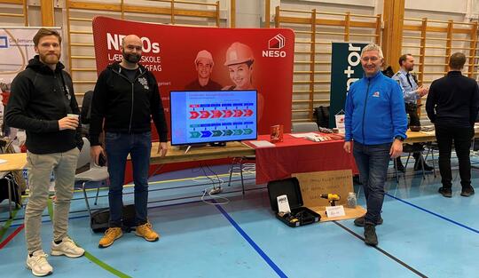 I slutten av januar var Entreprenør Harald Nilsen og NESO sammen på utdanningsmesse i Sandnessjøen og Brønnøysund. Avdelingsleder Harald Krokaa (i midten) og hans kollega Einar Jenssen (til venstre), fikk sammen med NESOs Børre Henningsen mange spørsmål fra interesserte ungdommer. 