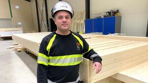 Kevin Olsen er leder for treelementfabrikken til Øksnes Entreprenør. Så langt har de produsert elementer til egne prosjekter, nå er de klare for å også kunne ta oppdrag for andre. Foto: Privat  