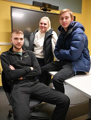 Even Solheim (til venstre), Thomas Hansen og Ronja Nikolaisen Sørensen har snart fullført fjerdeåret på NESO Lærlingeskole.