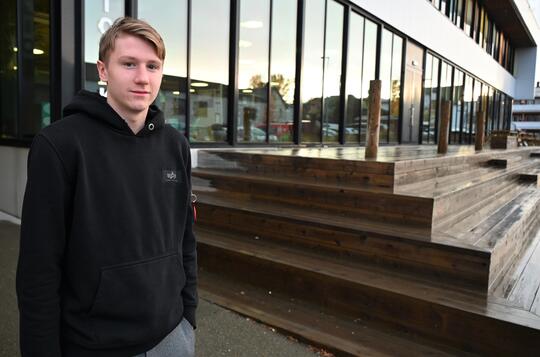 Marcus Solvik Helmersen er 1. års elev ved NESO Lærlingeskole, og den eneste på kullet som har valgt å bli mur- og flisleggerfaget. Foto: Marianne Steffensen Kielland