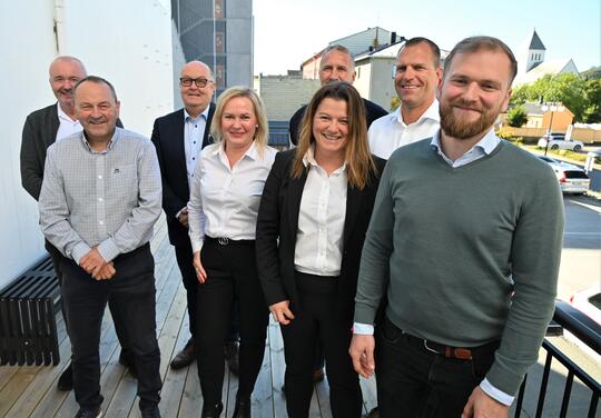 Bak fra venstre: Karl-Fredrik Danielsen (NESO), Odd Ivar Hjellbakk (Jobzone), Tormod Formoe (Jobzone) Espen Hem Jakobsen (Jobzone). Foran fra venstre: Frank Johnsen (ordfører i Vågan), Torill Bentsen (NESO), Karina Krane (NESO) og Willfred Norlund (leder næringskomiteen).