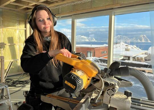 Silje Mari Arntsen går tredjeåret på NESO Lærlingeskole, og jobber hos DSN Entreprenør. 