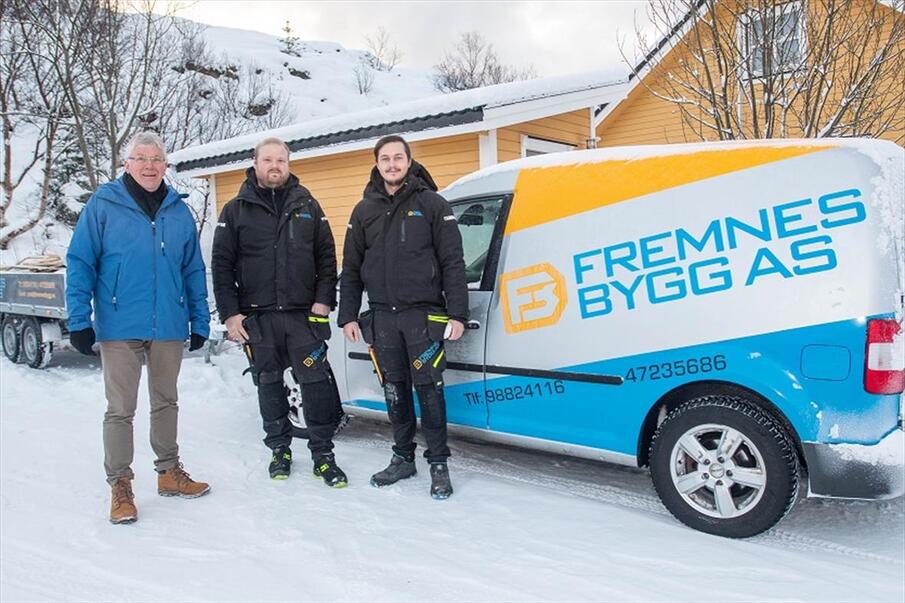 NESO-direktør Ruben Jensen sammen med bedriftseierne Timmy Dahl Fremnes og Aleksander Fremnes. Ruben Jensen, Timmy Dahl Fremnes og Aleksander Fremnes