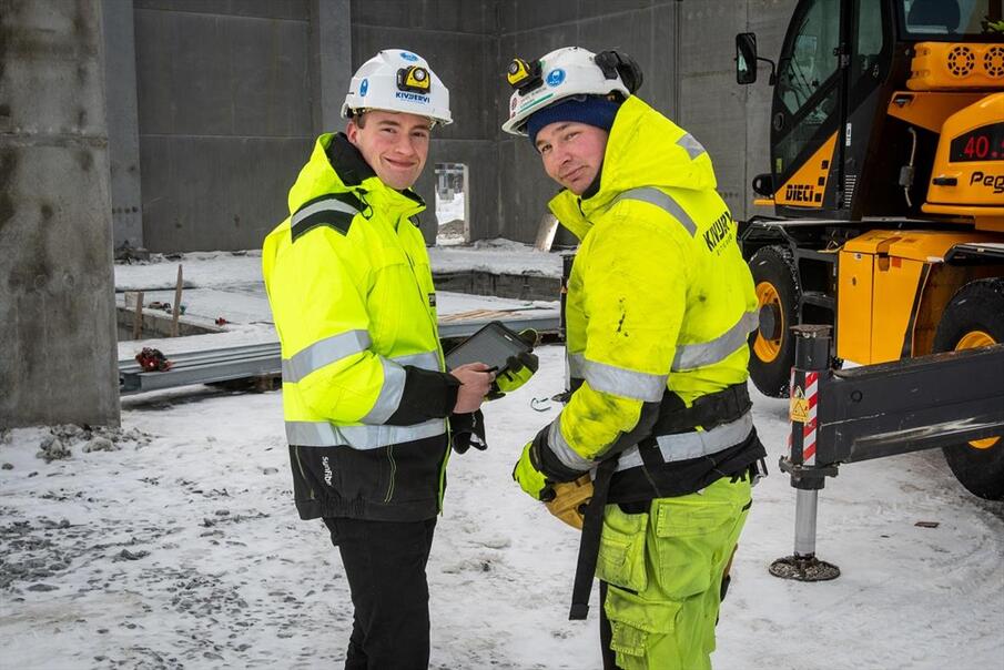 Prosjektingeniør Adrian Masvik og formann Daniel Romsdal i Kivijervi Entreprenør studerer 3D-modellen av anlegget på nettbrettet, der den daglige framgangen og endringer kan spores og studeres umiddelbart.