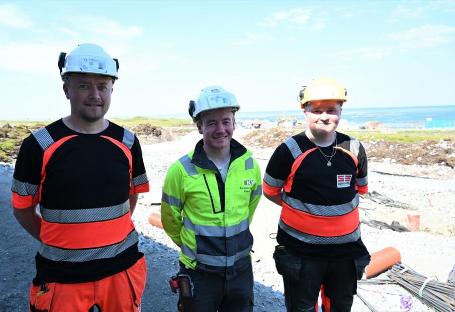På byggeplassen er arbeiderne både fra Karstein Kristiansen Entreprenør og Sortland Entreprenør i sving. Her er fra venstre: Roger Røsnes Novstad, (SE) Jørgen Rønning Hansen (KKE) og Erik Novstad (SE). 