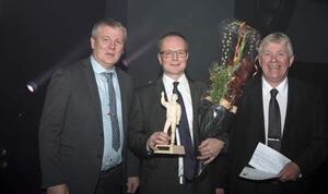 Styreleder Bjørn Johansen og administrerende direktør Ruben Jensen med prisvinner Arild Østgård (i midten)