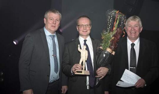 Styreleder Bjørn Johansen og administrerende direktør Ruben Jensen med prisvinner Arild Østgård (i midten)