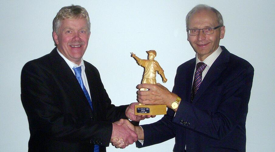 Rolf Erik Suhr fikk tildelt NESO-prisen i 2009. Her sammen med NESO-direktør Ruben Jensen. Rolf Erik Suhr fikk tildelt NESO-prisen i 2009. Her sammen med NESO-direktør Ruben Jensen.